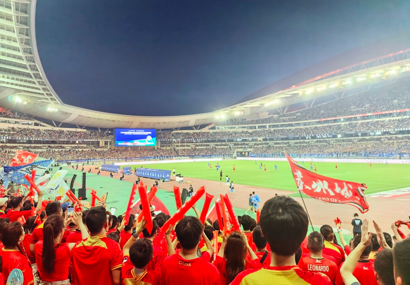 足球赛场上的精彩表现备受球迷瞩目的影响